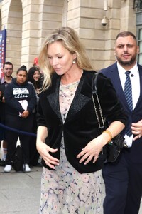 kate-moss-struts-her-stuff-to-a-taxi-in-paris-09-24-2024-3.jpg