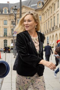 kate-moss-struts-her-stuff-to-a-taxi-in-paris-09-24-2024-4.jpg