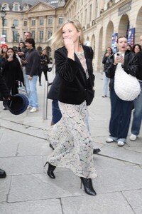 kate-moss-struts-her-stuff-to-a-taxi-in-paris-09-24-2024-5.jpg