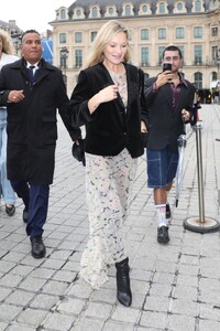 kate-moss-struts-her-stuff-to-a-taxi-in-paris-09-24-2024-6.jpg