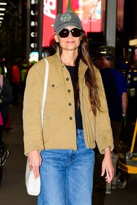 katie-holmes-arrives-at-her-broadway-play-our-town-in-new-york-10-23-2024-3.jpg