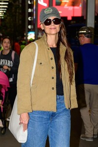 katie-holmes-arrives-at-her-broadway-play-our-town-in-new-york-10-23-2024-4.jpg
