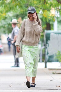 katie-holmes-out-and-about-in-new-york-10-02-2024-5.jpg