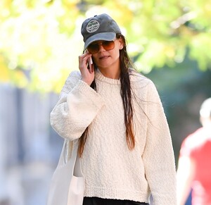 katie-holmes-out-and-about-in-new-york-10-05-2024-0.jpg
