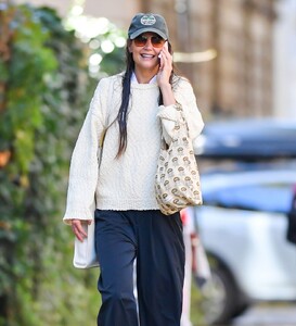 katie-holmes-out-and-about-in-new-york-10-05-2024-2.jpg