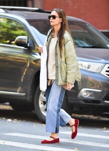 katie-holmes-out-and-about-in-new-york-10-09-2024-0.jpg
