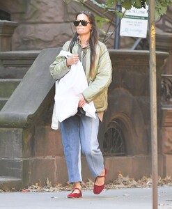katie-holmes-out-and-about-in-new-york-10-09-2024-6.jpg