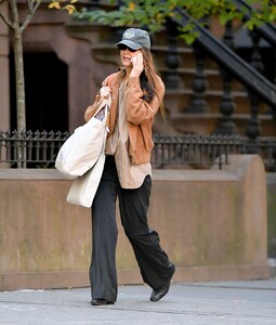 katie-holmes-out-and-about-in-new-york-10-19-2024-4.jpg