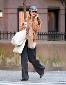 katie-holmes-out-and-about-in-new-york-10-19-2024-6.jpg