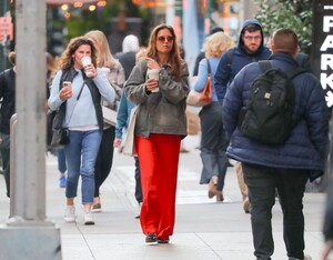 katie-holmes-out-for-a-coffee-in-new-york-10-17-2024-4.jpg