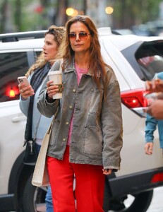 katie-holmes-out-for-a-coffee-in-new-york-10-17-2024-5.thumb.jpg.59a6dc77662829d19db34d2628b88e40.jpg