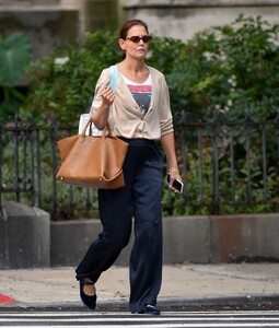 katie-holmes-out-for-a-solo-walk-in-new-york-08-30-2024-2.jpg