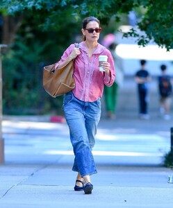 katie-holmes-out-for-coffee-in-new-york-09-03-2024-2.jpg