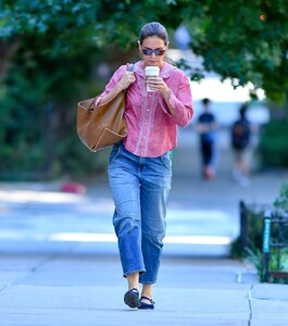 katie-holmes-out-for-coffee-in-new-york-09-03-2024-5.jpg