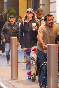 katie-holmes-out-for-coffee-in-new-york-city-10-04-2024-1.jpg