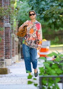 katie-holmes-out-in-new-york-08-27-2024-2.thumb.jpg.ba5e5b8fc63de08c1f2010973a43af03.jpg