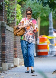 katie-holmes-out-in-new-york-08-27-2024-6.thumb.jpg.b7235d4a4db2bde76709fdce092146eb.jpg