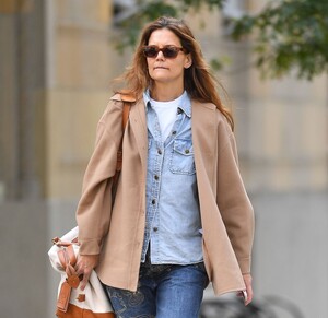 katie-holmes-out-in-new-york-10-13-2024-0.jpg