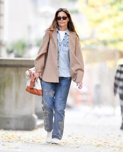 katie-holmes-out-in-new-york-10-13-2024-1.jpg