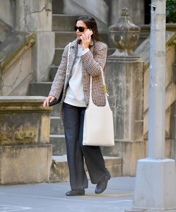 katie-holmes-out-in-new-york-city-10-12-2024-0.jpg
