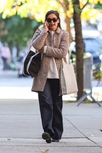 katie-holmes-out-in-new-york-city-10-12-2024-4.jpg