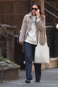 katie-holmes-out-in-new-york-city-10-12-2024-5.jpg