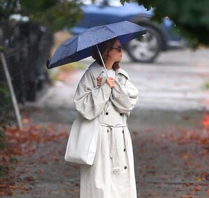 katie-holmes-out-on-a-rainy-day-in-new-york-09-29-2024-0.jpg