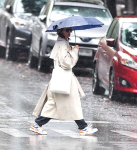 katie-holmes-out-on-a-rainy-day-in-new-york-09-29-2024-2.jpg