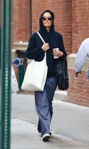 katie-holmes-out-shopping-in-manhattan-s-soho-neighborhood-09-24-2024-0.jpg