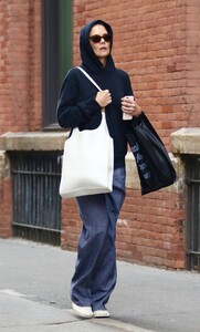 katie-holmes-out-shopping-in-manhattan-s-soho-neighborhood-09-24-2024-1.jpg