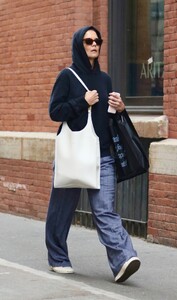 katie-holmes-out-shopping-in-manhattan-s-soho-neighborhood-09-24-2024-6.jpg
