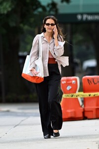 katie-holmes-talking-on-her-phone-out-in-brooklyn-08-26-2024-0.jpg
