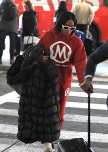 kelly-rowland-at-lax-airport-in-los-angeles-01-10-2024-0.jpg