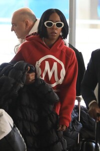 kelly-rowland-at-lax-airport-in-los-angeles-01-10-2024-3.jpg