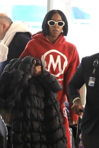 kelly-rowland-at-lax-airport-in-los-angeles-01-10-2024-6.jpg