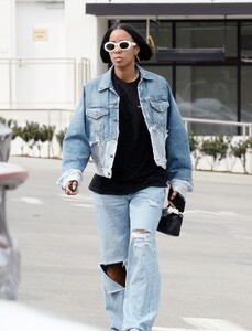 kelly-rowland-in-double-denim-out-in-new-york-02-25-2024-6.thumb.jpg.9d411fab0dc8b2aa00ed024334104ffc.jpg