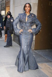 kelly-rowland-out-and-about-in-new-york-02-15-2024-6.jpg
