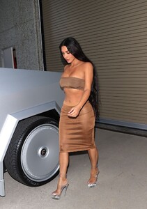 kim-kardashian-out-and-about-in-calabasas-09-18-2024-5.jpg