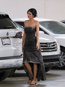 kyle-jenner-at-an-office-building-in-calabasas-10-22-2024-0.jpg