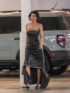 kyle-jenner-at-an-office-building-in-calabasas-10-22-2024-1.jpg