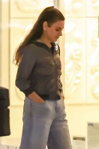 mila-kunis-and-ashton-kutcher-out-for-ddinner-with-friends-at-anajak-thai-in-sherman-oaks-05-30-2024-0.jpg