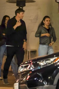 mila-kunis-and-ashton-kutcher-out-for-ddinner-with-friends-at-anajak-thai-in-sherman-oaks-05-30-2024-2.jpg