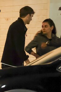 mila-kunis-and-ashton-kutcher-out-for-ddinner-with-friends-at-anajak-thai-in-sherman-oaks-05-30-2024-4.jpg