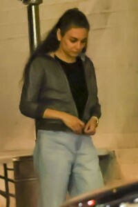 mila-kunis-and-ashton-kutcher-out-for-ddinner-with-friends-at-anajak-thai-in-sherman-oaks-05-30-2024-5.jpg