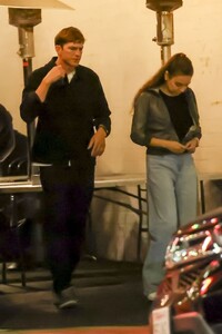 mila-kunis-and-ashton-kutcher-out-for-ddinner-with-friends-at-anajak-thai-in-sherman-oaks-05-30-2024-6.jpg