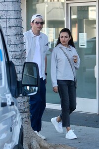 mila-kunis-and-ashton-kutcher-out-for-dinner-at-matu-restaurant-in-beverly-hills-08-17-2024-0.jpg