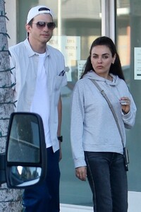 mila-kunis-and-ashton-kutcher-out-for-dinner-at-matu-restaurant-in-beverly-hills-08-17-2024-2.jpg