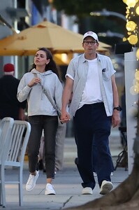 mila-kunis-and-ashton-kutcher-out-for-dinner-at-matu-restaurant-in-beverly-hills-08-17-2024-5.jpg