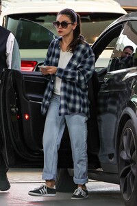 mila-kunis-arrives-at-soho-house-in-west-hollywood-03-16-2024-5.jpg
