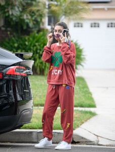 mila-kunis-dropping-by-a-friends-house-in-los-angeles-05-29-2024-5.jpg